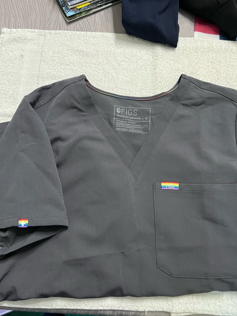 FIGS Catarina Pride Scrub Top Women’s M Charcoal Rainbow Stitch V-Neck W22SW1024